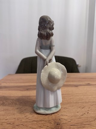 Lladro Figura Niña con pamela ENCANTO NATURAL