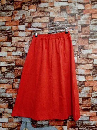 Falda larga roja botones