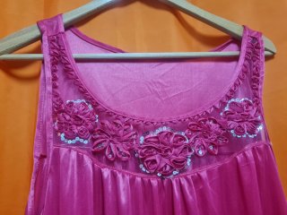 Camisón largo fluido con adornos en fucsia