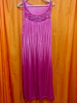 Camisón largo fluido con adornos en fucsia