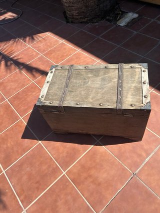 Baúl antiguo de madera y cuero
