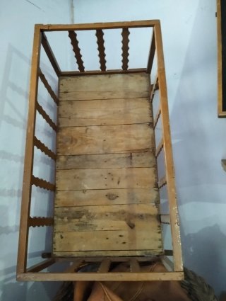 Cuna antigua de madera