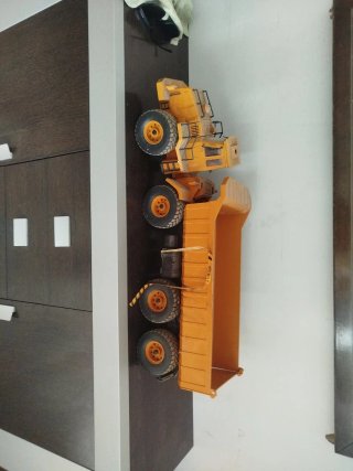 Camión volquete amarillo antiguo de juguete