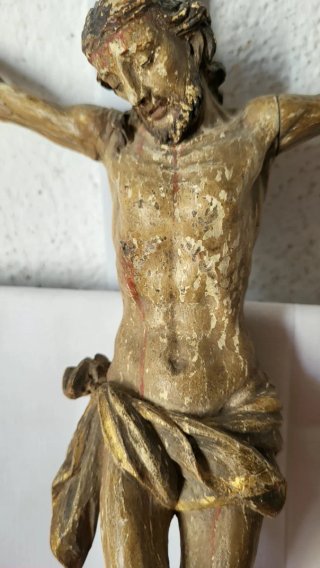 Antigua figura religiosa de madera