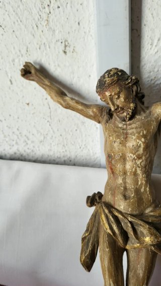 Antigua figura religiosa de madera