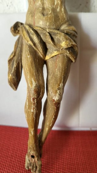 Antigua figura religiosa de madera