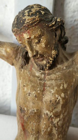 Antigua figura religiosa de madera
