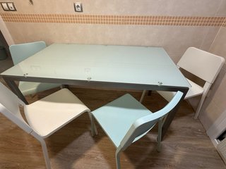 Mesa de comedor con 4 sillas
