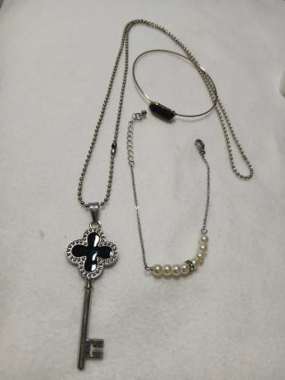 Conjunto collar y pulsera clave perlas