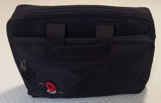 Cartera/bolso negro para ordenador portátil.
