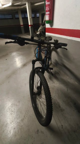 Bicicleta de montaña azul
