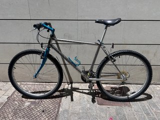 Bicicleta de montaña plateada