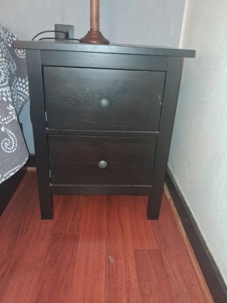 Mesita de noche de madera oscura