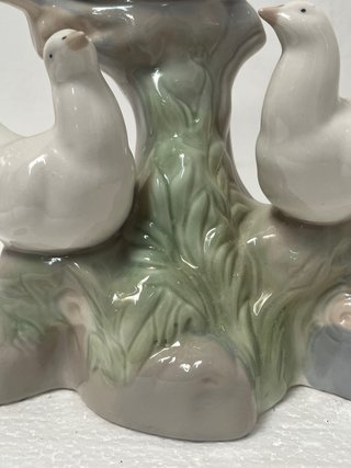 Figura de porcelana de palomas