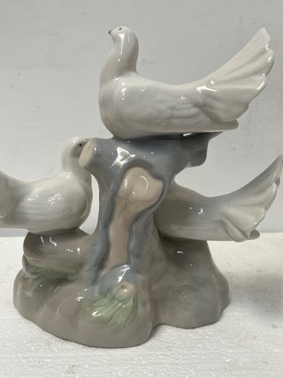 Figura de porcelana de palomas
