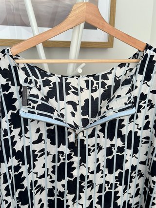 Blusa C&A flores negras y rayas celestes
