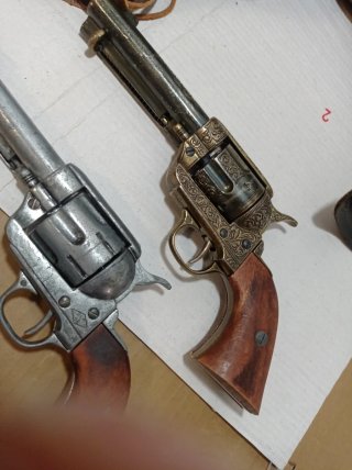 Funda y pistolas de disfraz