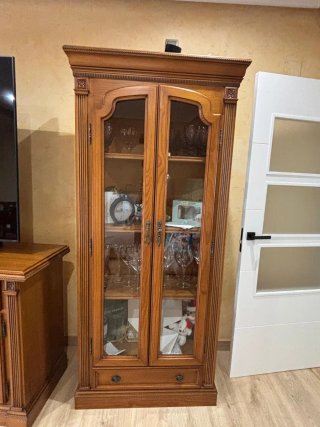 Vitrina de madera y cristal