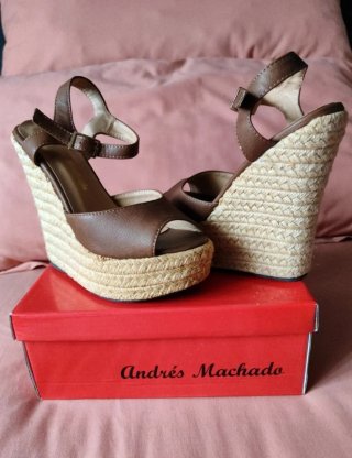 Sandalias cuña Andrés Machado marrones talla 33