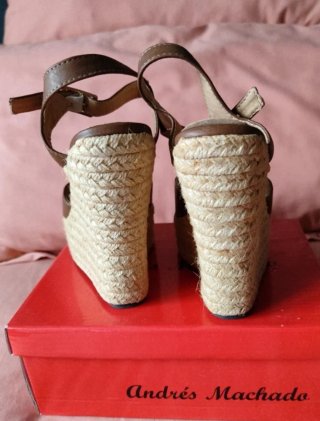 Sandalias cuña Andrés Machado marrones talla 33
