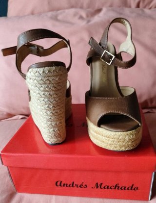 Sandalias cuña Andrés Machado marrones talla 33