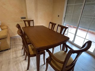 Mesa de comedor y 6 sillas de madera
