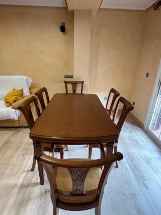 Mesa de comedor y 6 sillas de madera