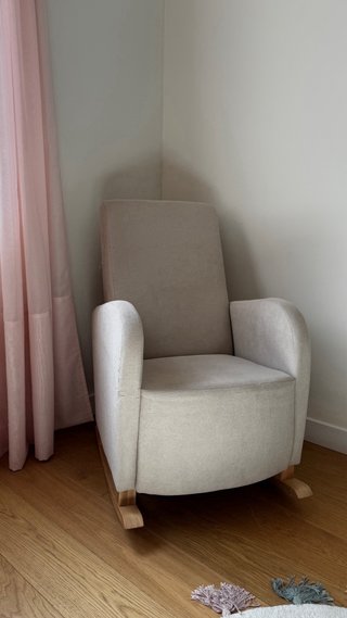 Sillón mecedora de lactancia beige