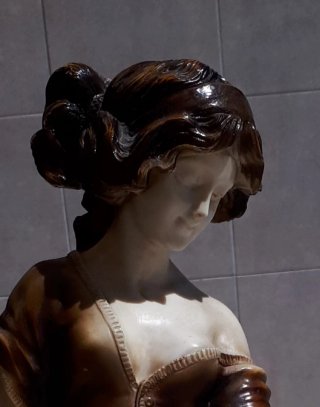 Escultura de dama alta y sonriente para decorar.