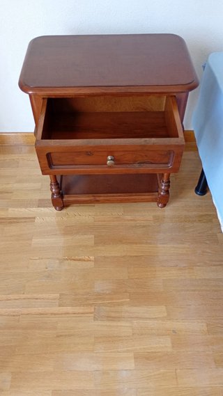 Mesilla de noche de madera con cajón