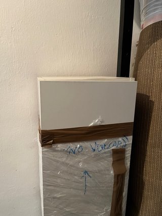 Mueble estrecho blanco