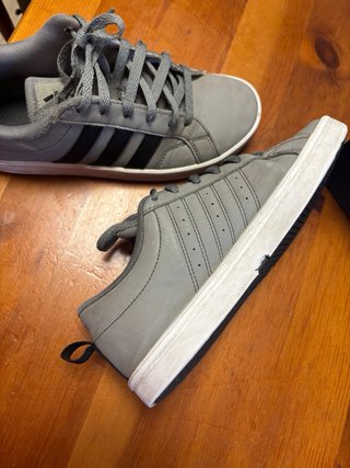 Zapatillas Adidas Grises y Negras
