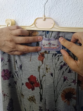 Camiseta azul con bordado floral y pantalón floral
