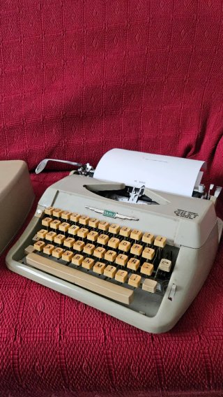 Máquina de escribir AMAYA con maletín