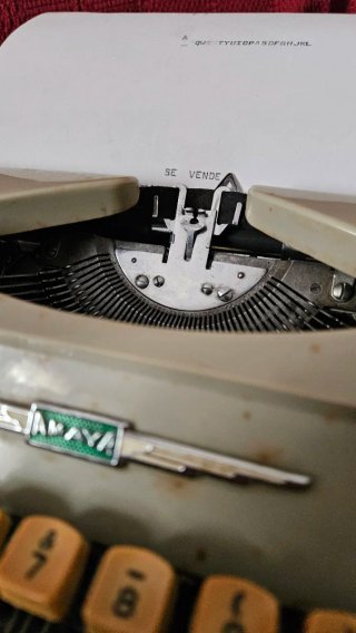 Máquina de escribir AMAYA con maletín