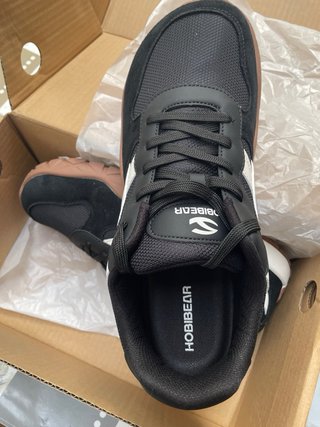 Zapatillas barefoot Hobibear negras y blancas