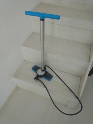 Inflador de mano azul