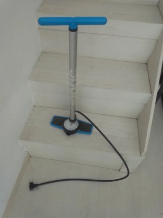 Inflador de mano azul