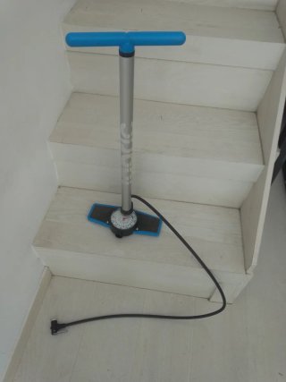 Inflador de mano azul