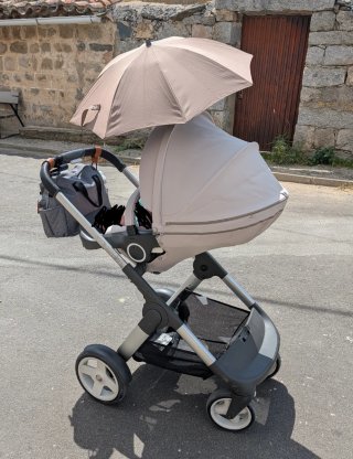 Carrito Stokke Crusi. Silla y capazo