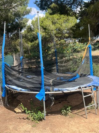 Cama elástica con red de seguridad