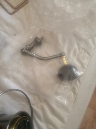 Molinete de pesca roto - pieza reemplazable