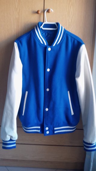 Chaqueta universitaria azul y blanca