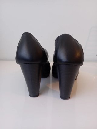 Zapatos negros de piel Pitillos