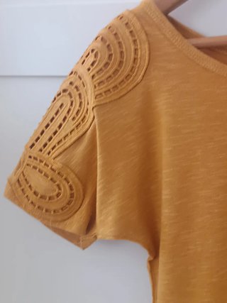 Camiseta M mostaza algodón con encaje