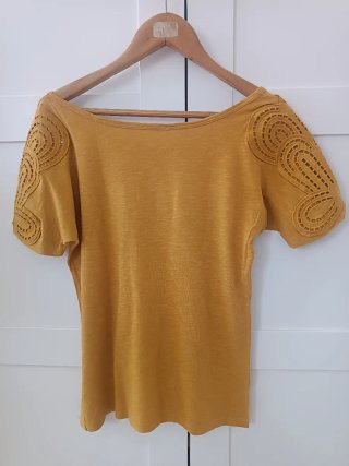 Camiseta M mostaza algodón con encaje