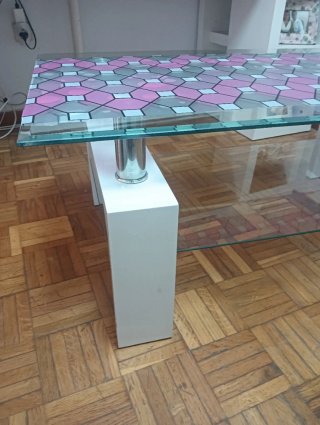 Tavolo da centro in vetro con gambe bianche