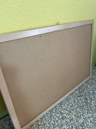 Pizarra de corcho con marco de madera