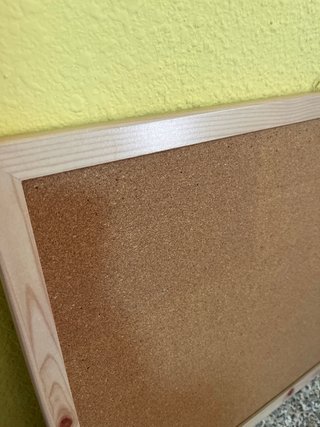 Pizarra de corcho con marco de madera
