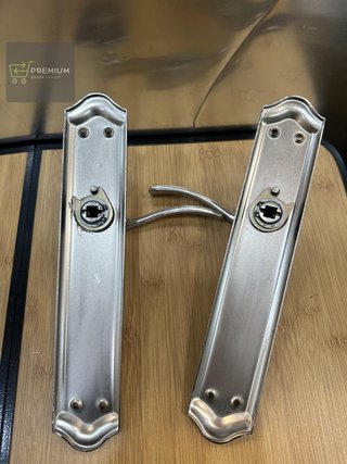 Amig – Juego de Manillas con Placa para Puerta